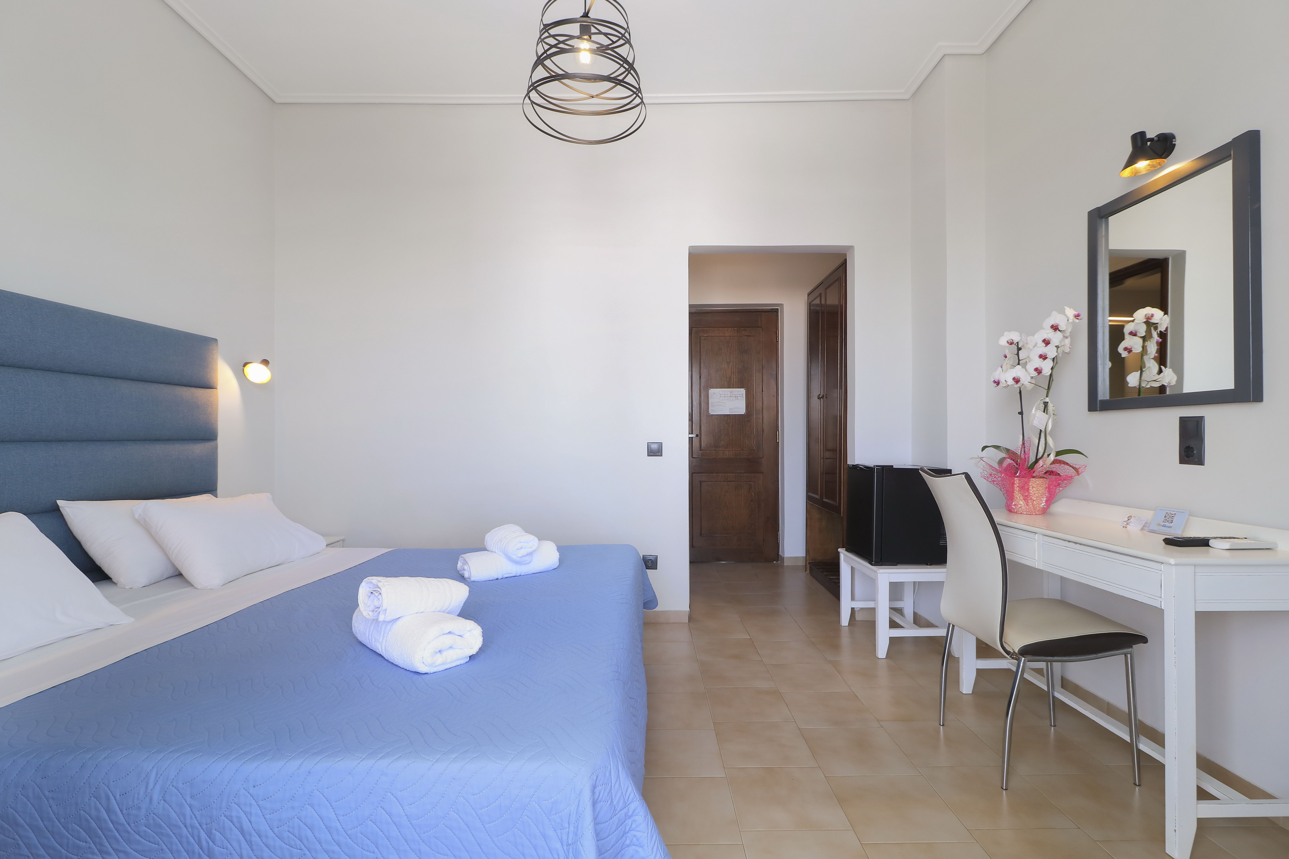 ROOM, DOUBLE OR TWIN BED, SIDE SEA VIEW