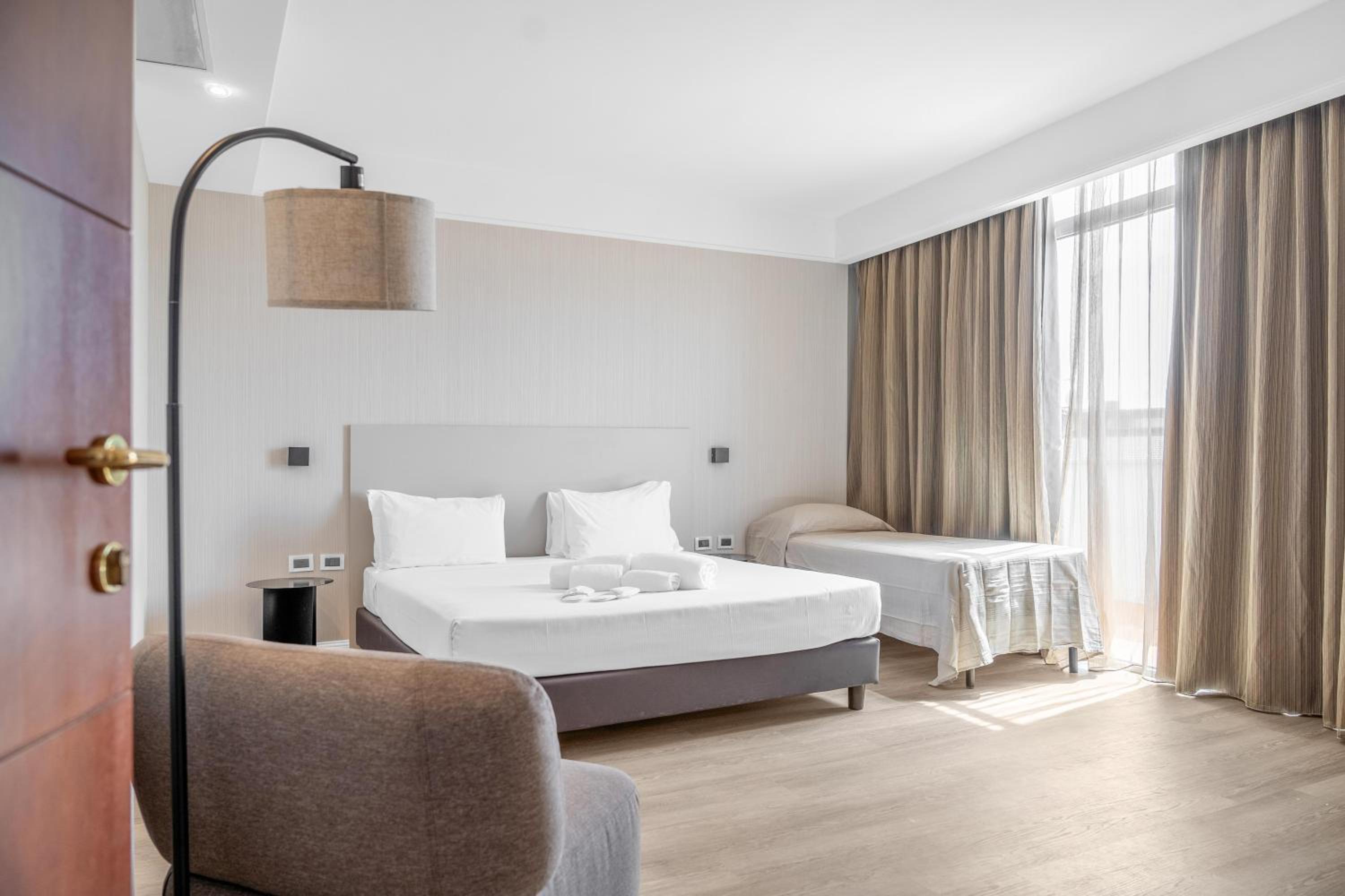 ROOM, TRIPLE