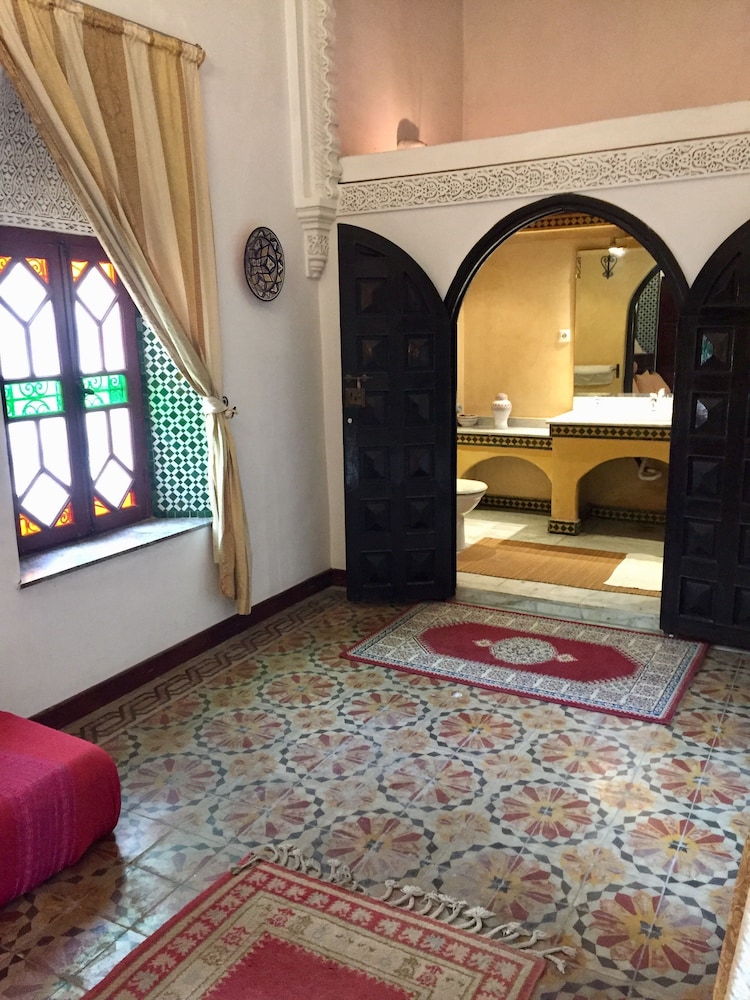 RIAD A LA BELLE ETOILE 8/83