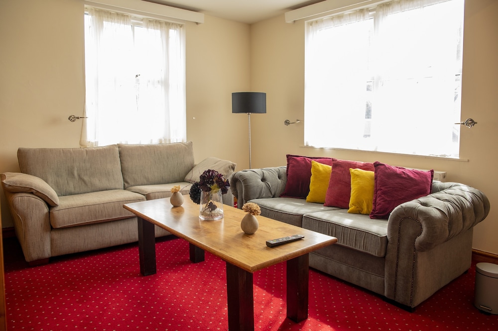 The Knighton Hotel by Payman Club 40/50