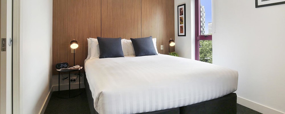 PLUM SERVICED APARTMENTS CARLTON 13/40