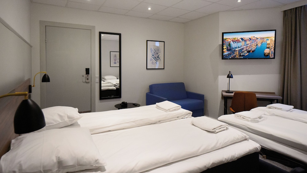 STANDARD, QUADRUPLE, TWIN BEDS, PRIVATE BATHROOM, 2 SOFA