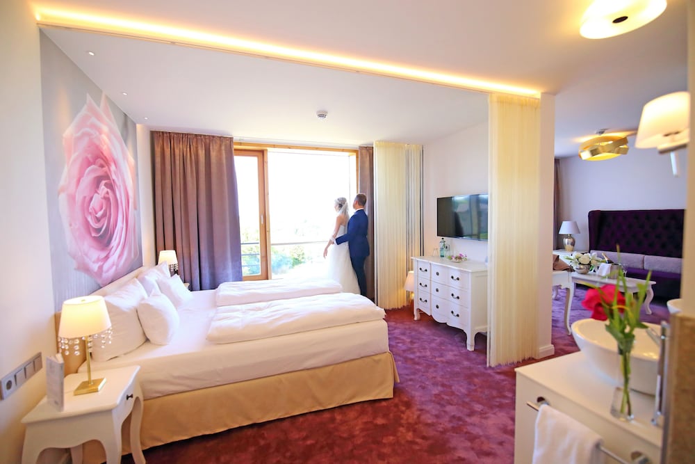 Suite, King Bed, Sofa