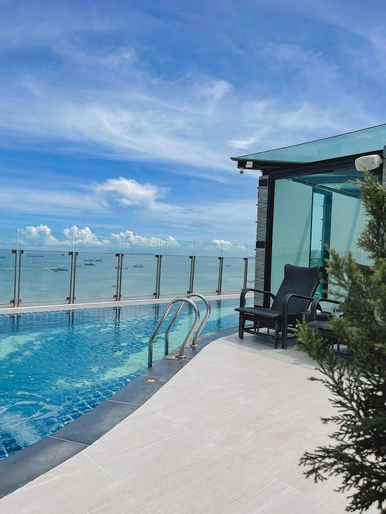 Serenotel Pattaya Beach Front 27/50