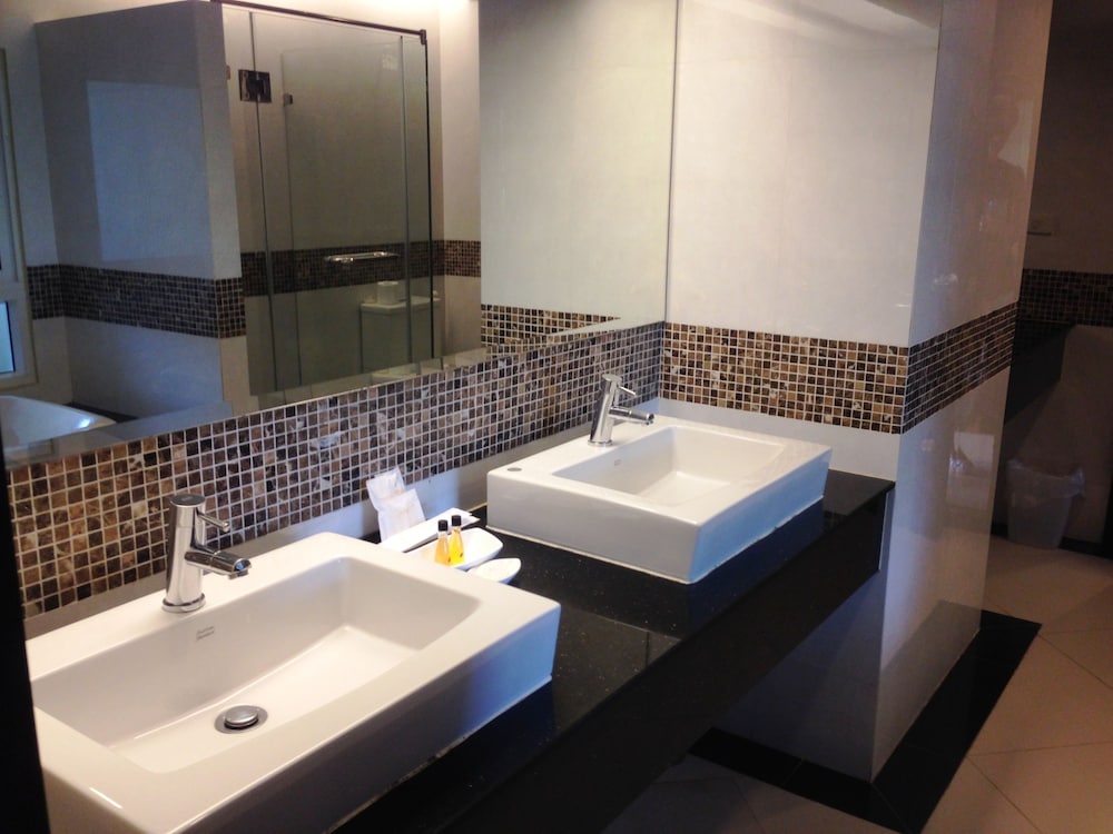 August Suites 68/69