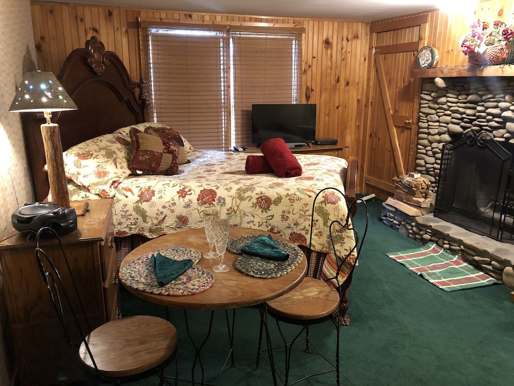 Evergreen Cottage Inn & Cabins 25/38