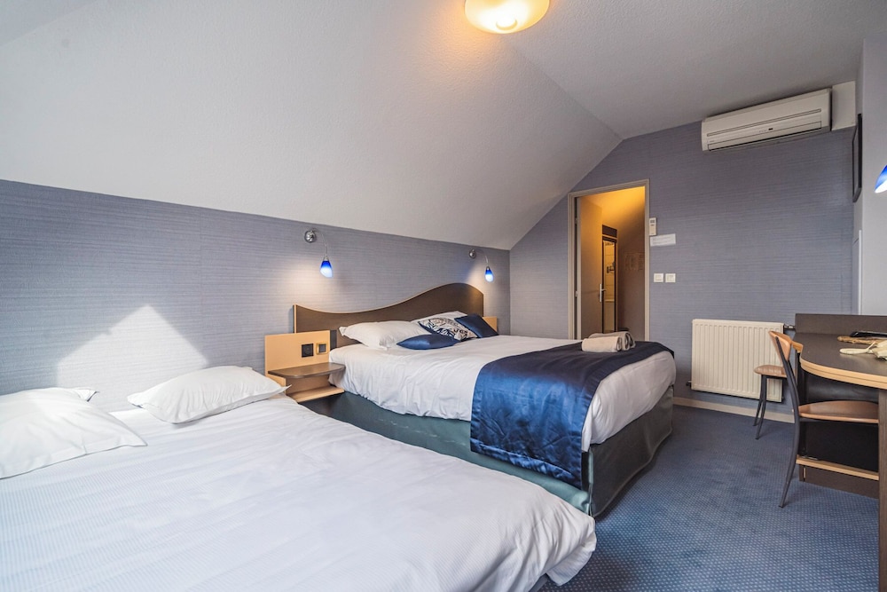 ROOM, QUADRUPLE