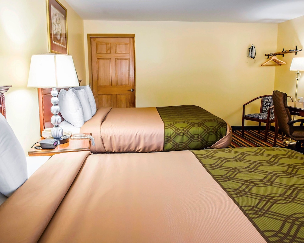 Econo Lodge Jefferson Hills Hwy 51 11/33