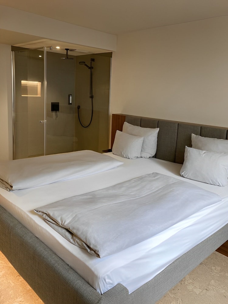 ROOM, TRIPLE