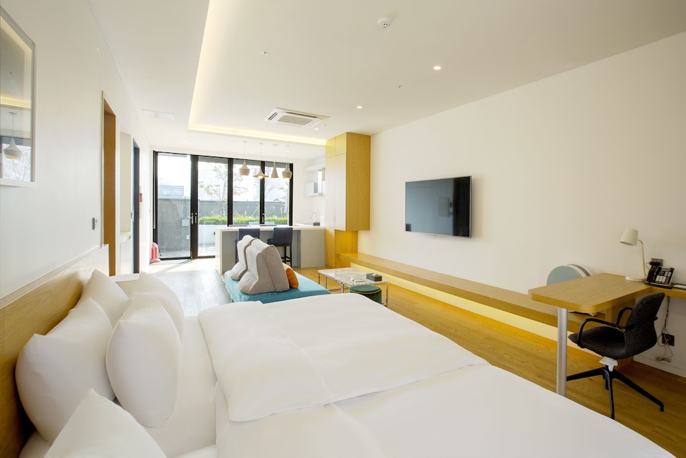 suite, garden area