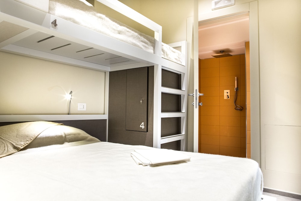 Little Italy Hostel 8/32
