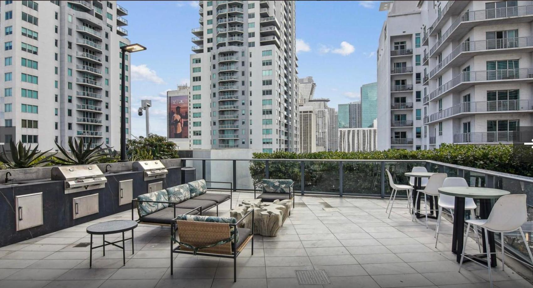 29th Floor Balcony Studio Miami Skyline Views 22/31