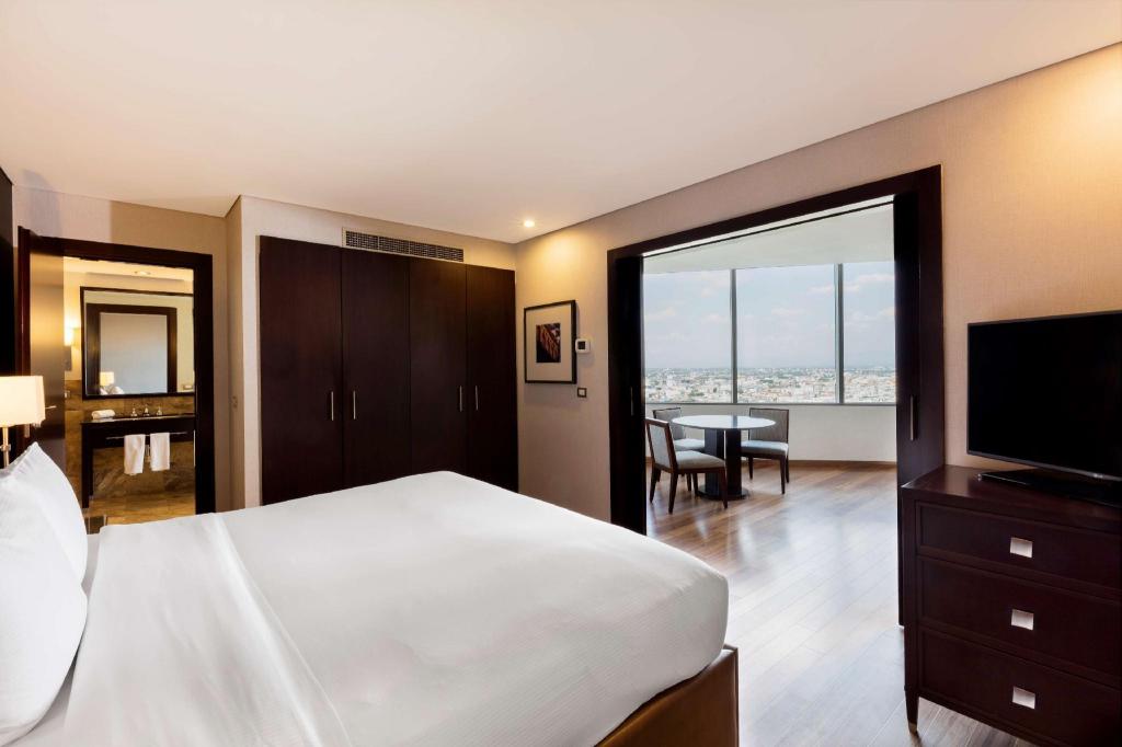 Master, Suite, King Bed, Alameda Park View