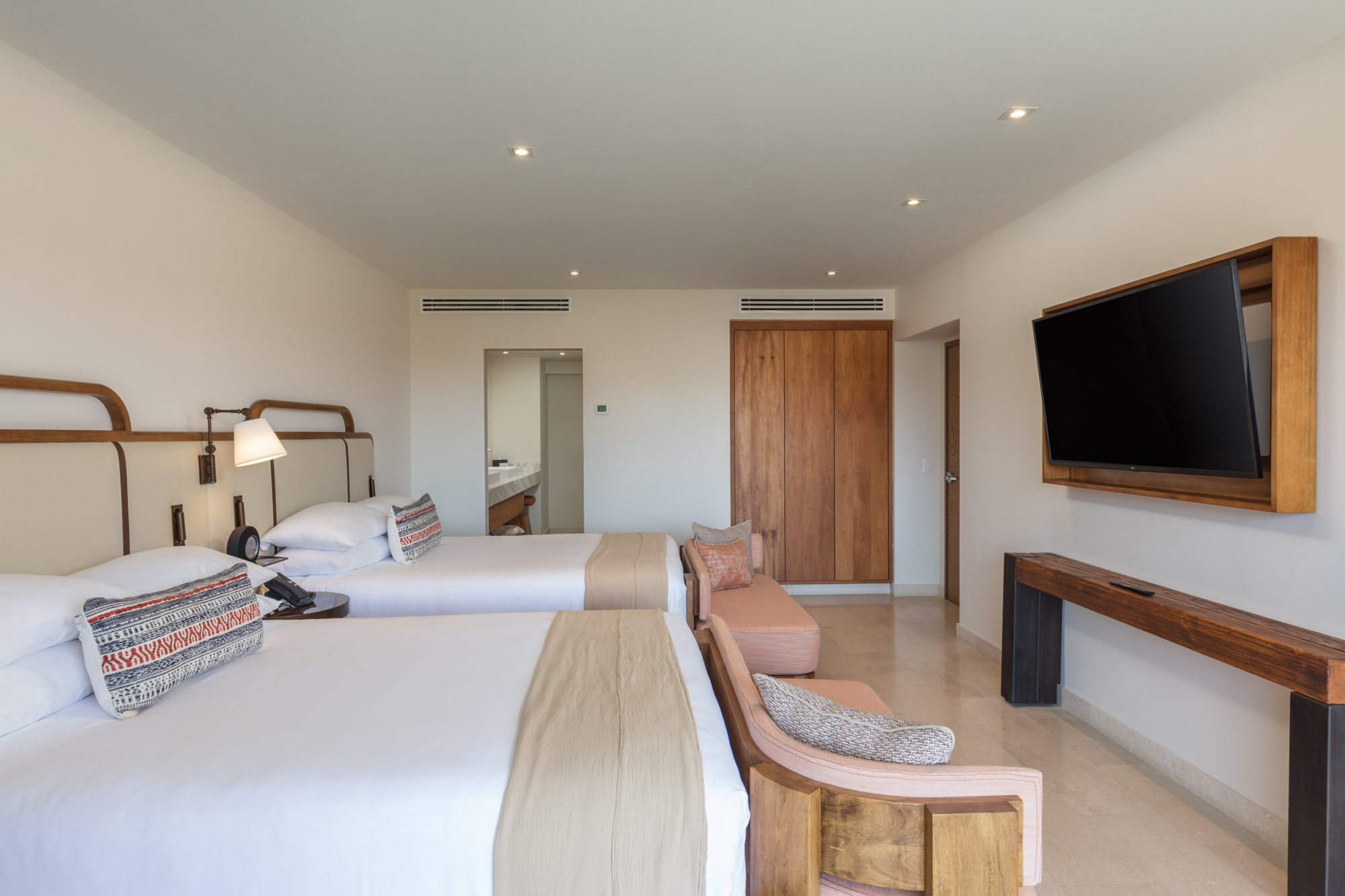 2 Bedrooms, Land, End, Suite