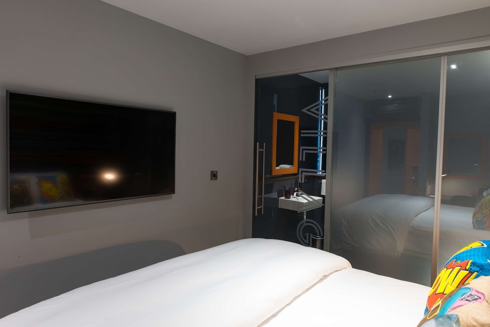 Village Hotel Portsmouth 14/67