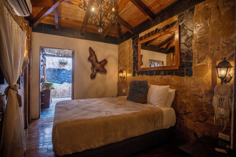 Ocho Artisan Bungalows 13/80