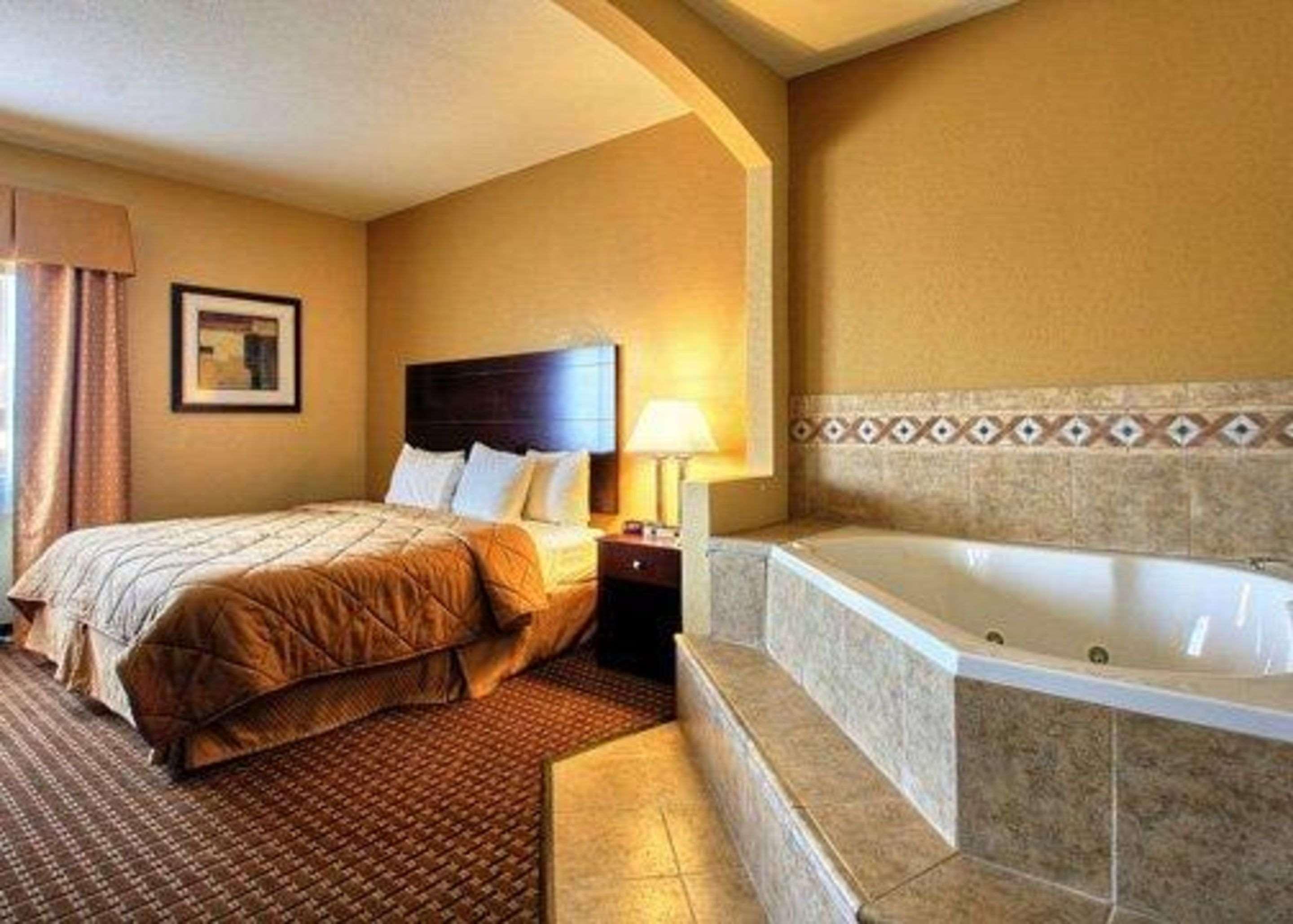Suite, King Bed, Quality Inn Des Moines North 2/4