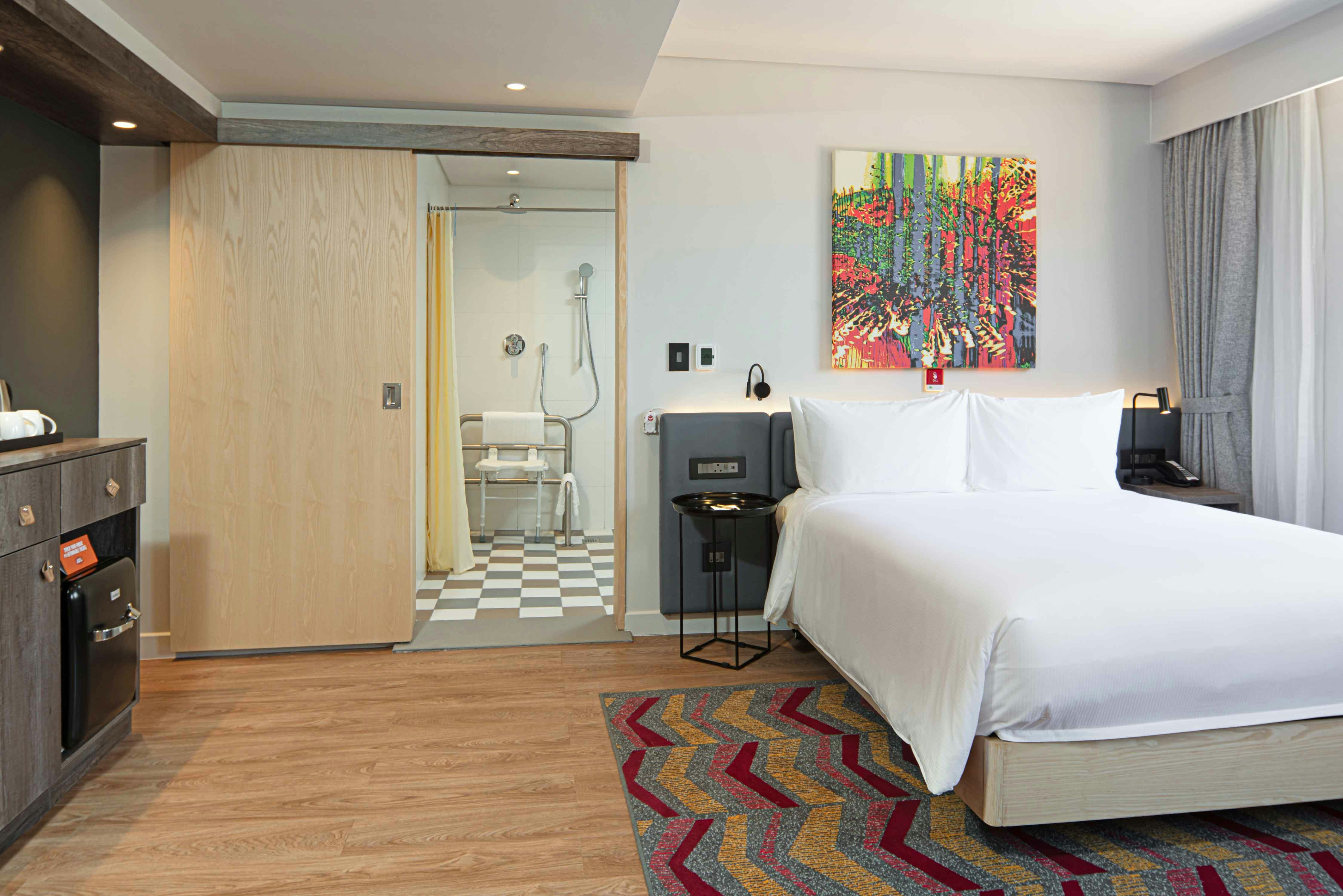 ROOM, QUEEN BED, ACCESSIBLE