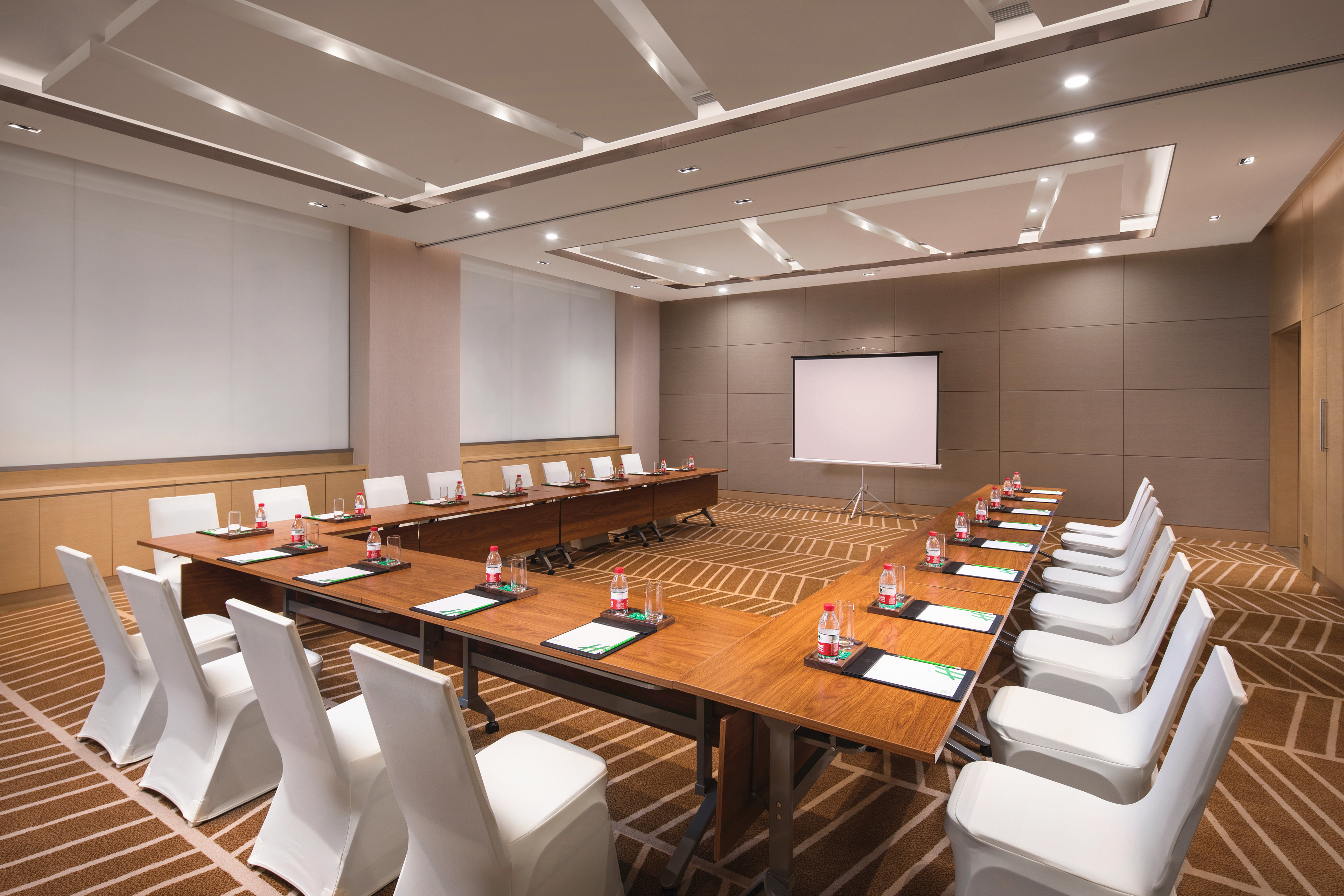 HOLIDAY INN WUXI TAIHU NEW CITY 58/69