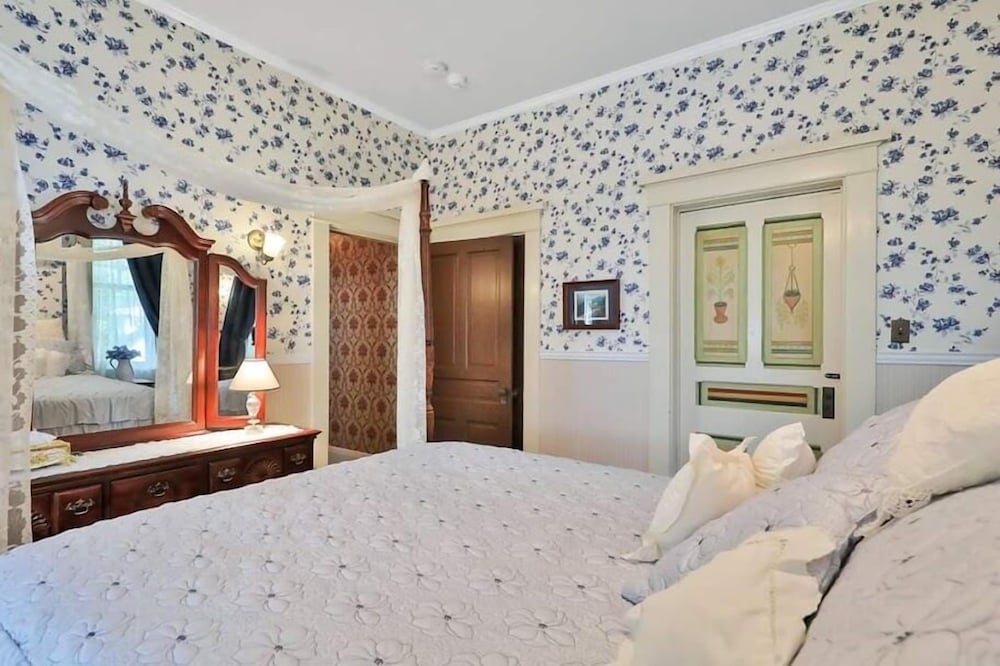غرفة بسرير كوين، The Lancaster Manor Bed and Breakfast 5/9