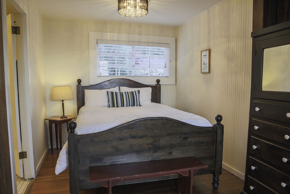 Rose Cottage, Queen Bed, Sofa