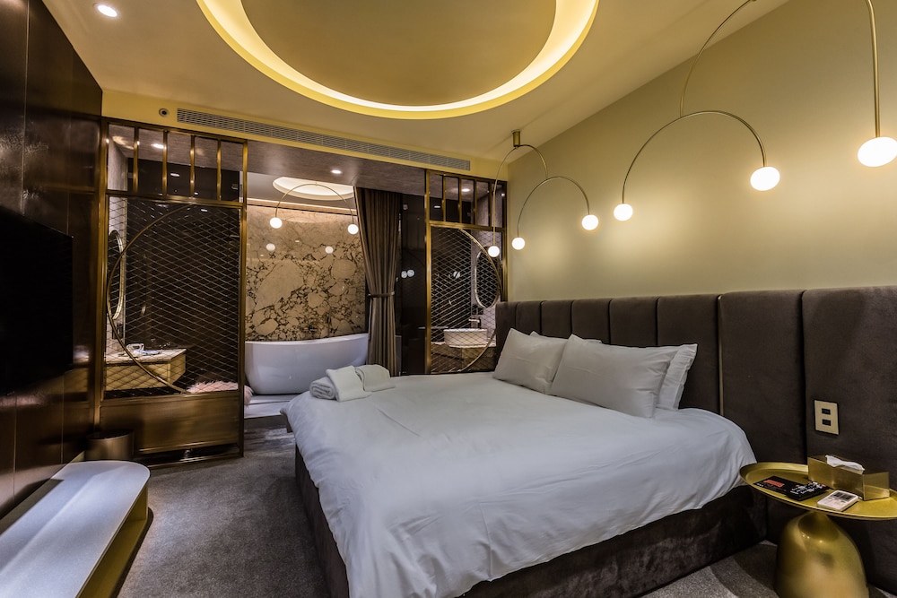 GOLD, ARC, DOUBLE BED