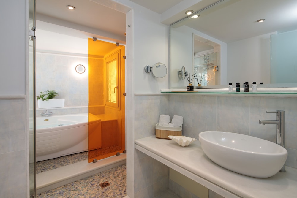 Iria Beach art hotel 68/69