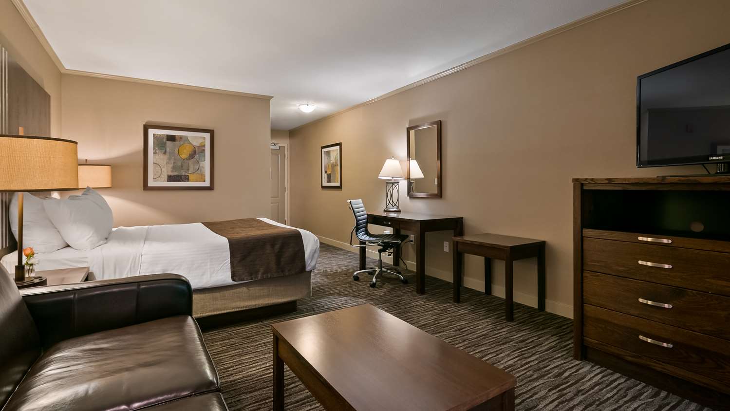 غرفة بسرير كوين مع أريكة بحوض استحمام لذوي الإعاقة، Best Western Mountainview Inn 3/4