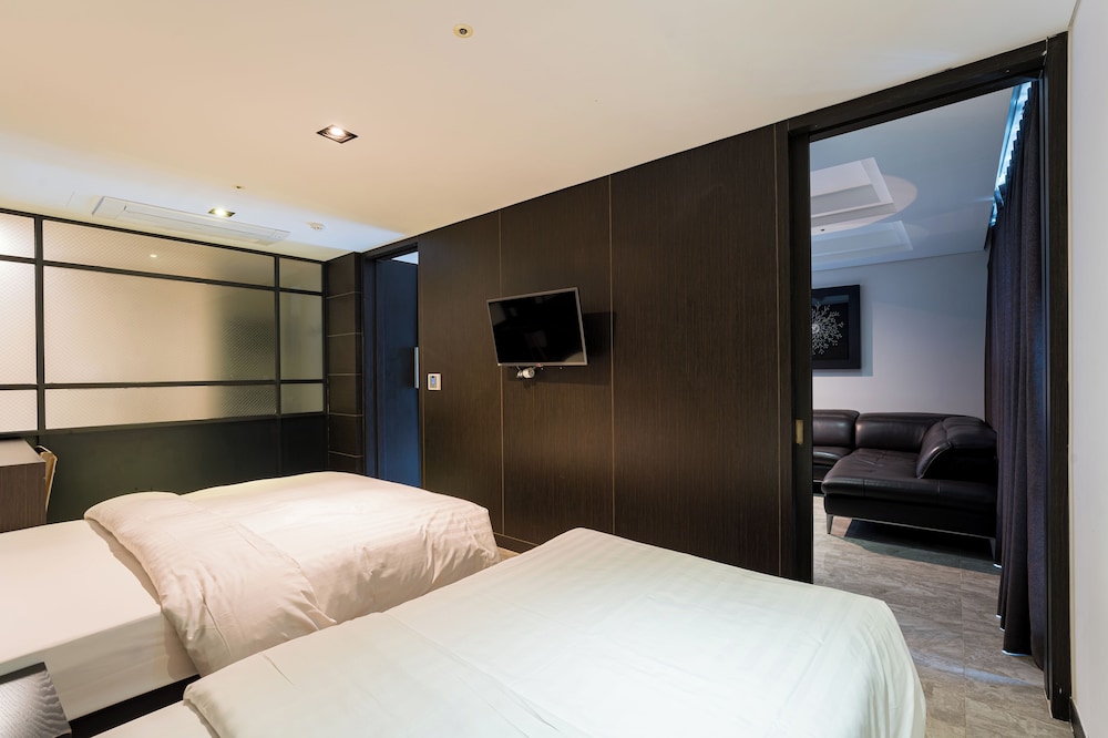 PREMIER, SUITE