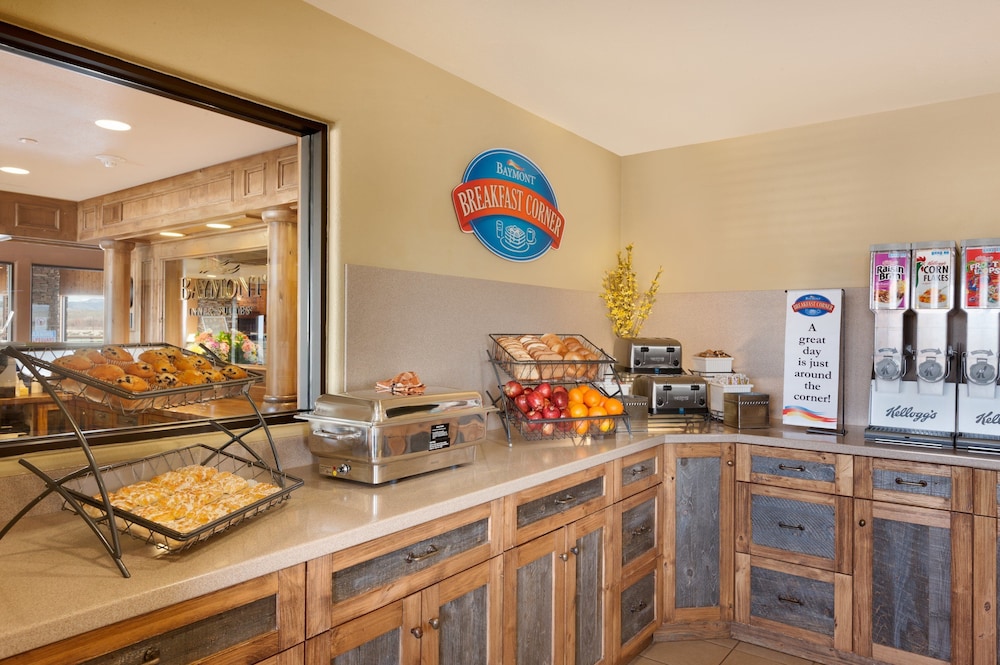 Pinedale Hotel & Suites 42/50
