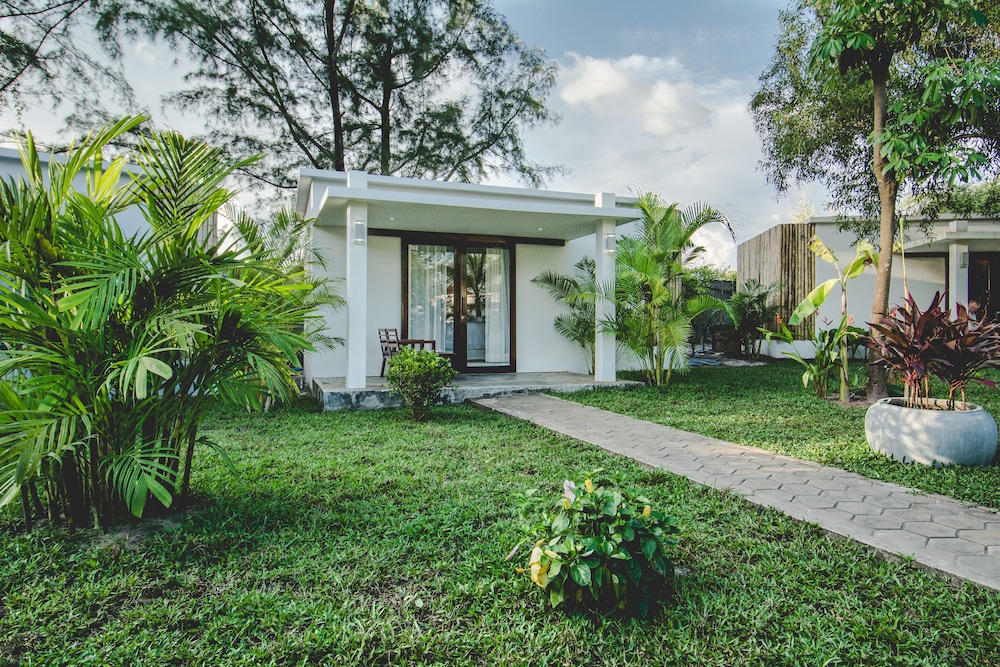 Sahaa Beach Resort 38/48