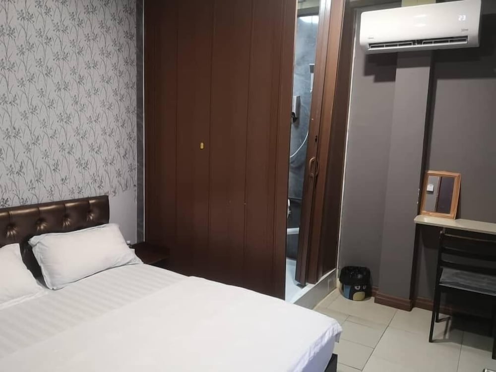 CLASSIC, QUEEN BED, PRIVATE BATHROOM