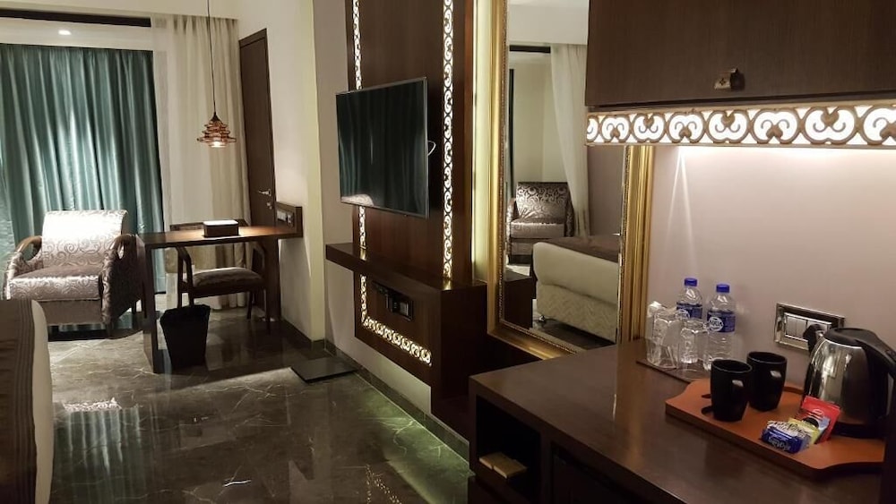 Peninsula Redpine Mumbai 52/58