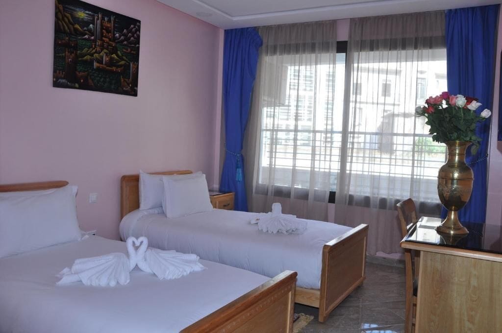ROOM, TWIN BEDS