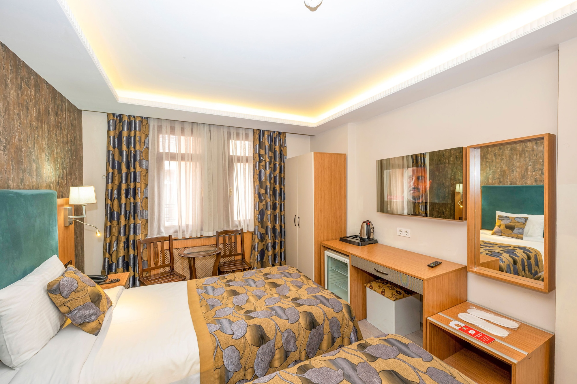 ROOM, TWIN BEDS