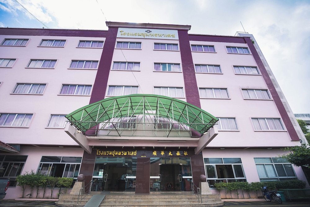 Chumphon Palace Hotel 4/47