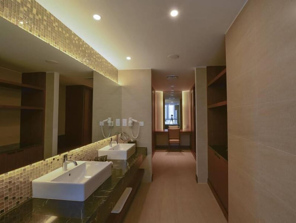 Aristo International Hotel 52/53