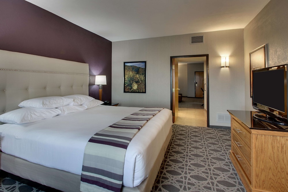 2 ROOMS, SUITE, KING BED, SOFA, HIGH FLOOR