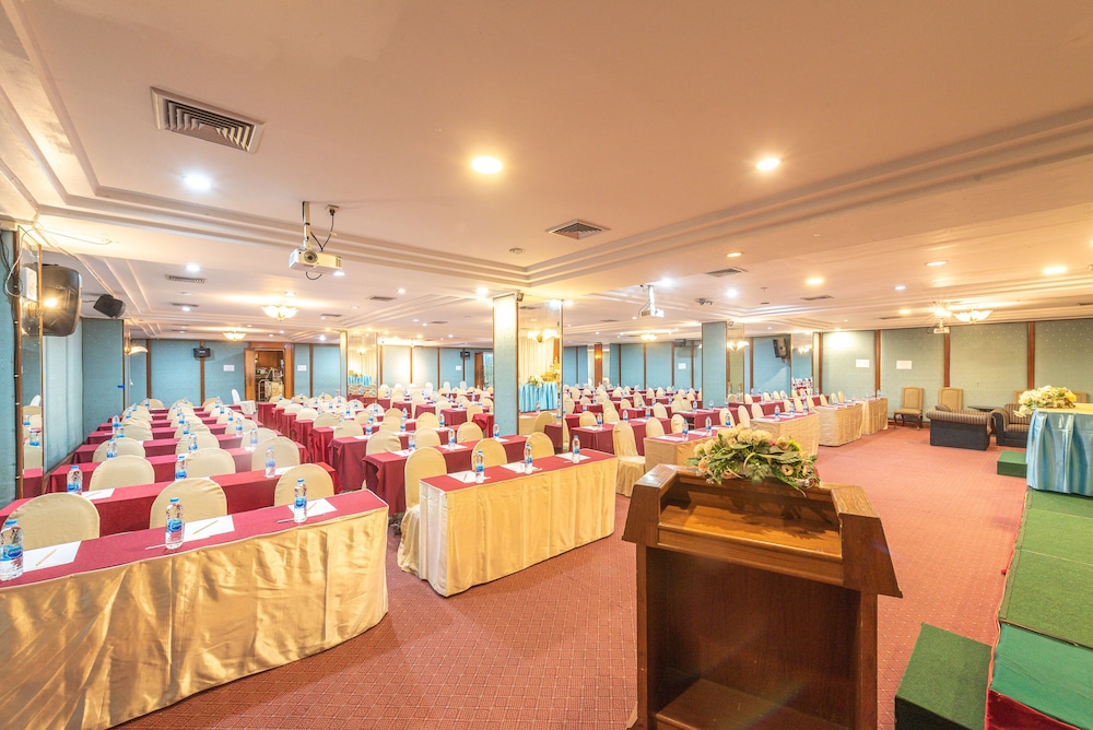Nonthaburi Palace Hotel 64/66