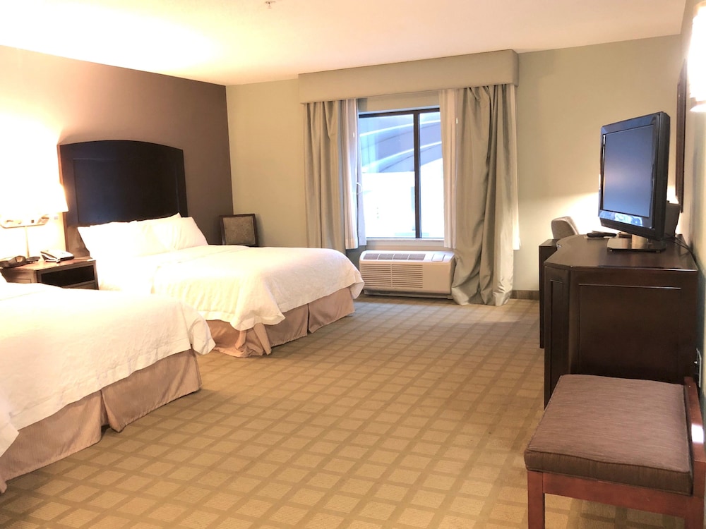 Hampton Inn Suites Detroit Canton 34/89