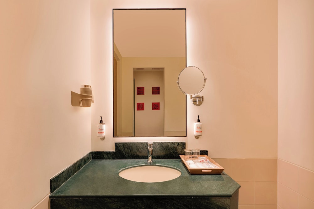 Red Fox Hotel Hitec City 32/33