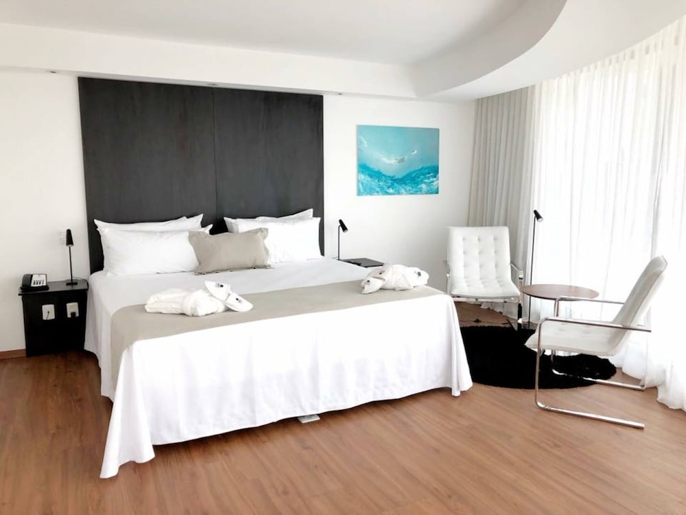 ROOM, DOUBLE BED