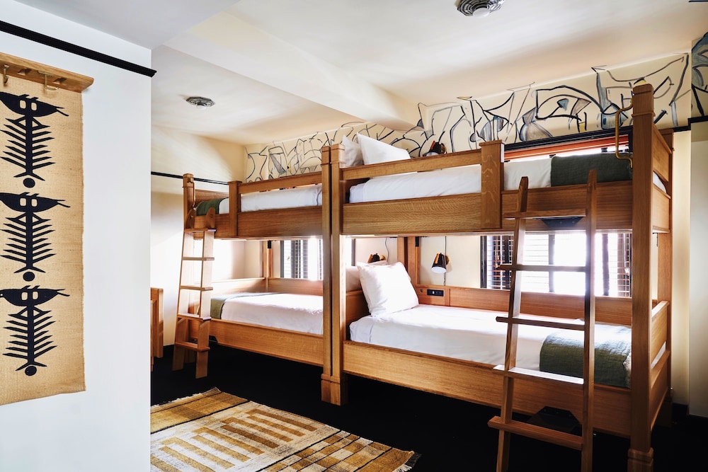 Gallery, Suite, King Bed, 2 Bunk Beds, Freehand New York 5/10