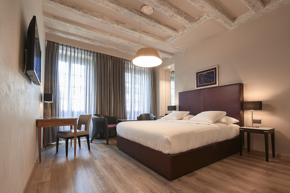 DELUXE, DOUBLE BED