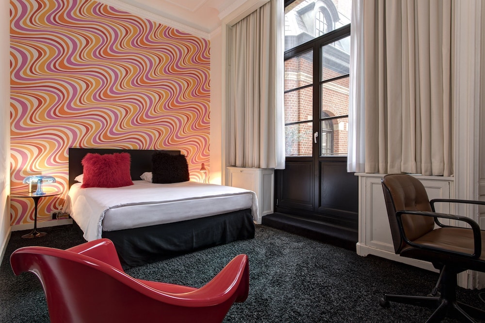 Vintage Hotel 15/50
