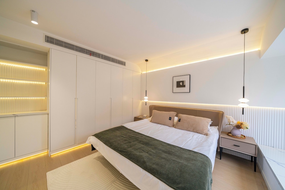 Senior, Apartment, 1 Queen and 1 Double Bed، Book and Bed-People's Square 7/10