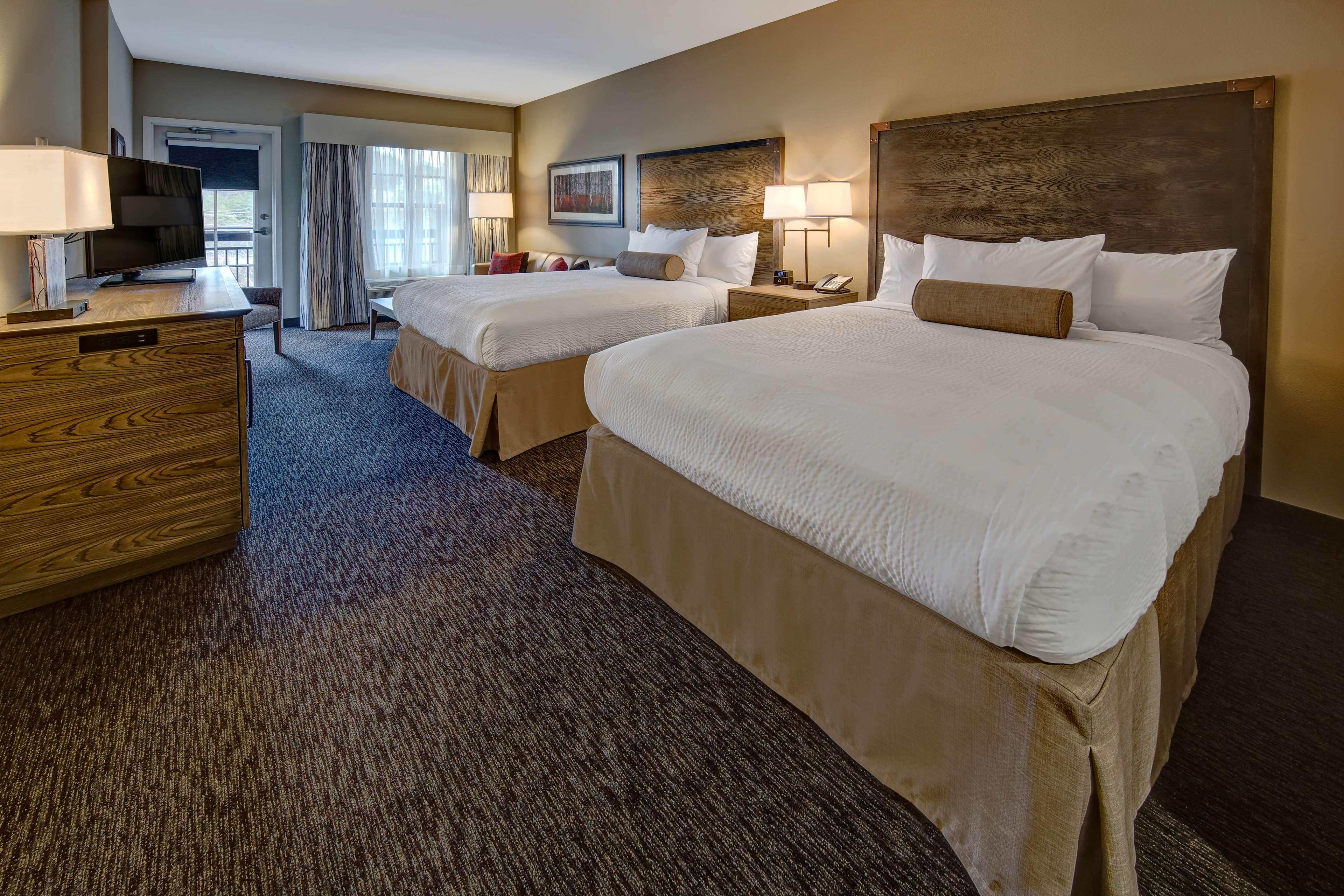 DELUXE, 2 QUEEN BEDS, RIVER VIEW, SOFA, BALCONY