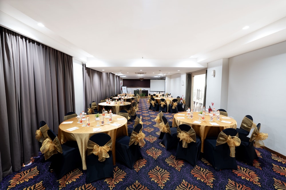 Atrium Premiere Hotel 50/53
