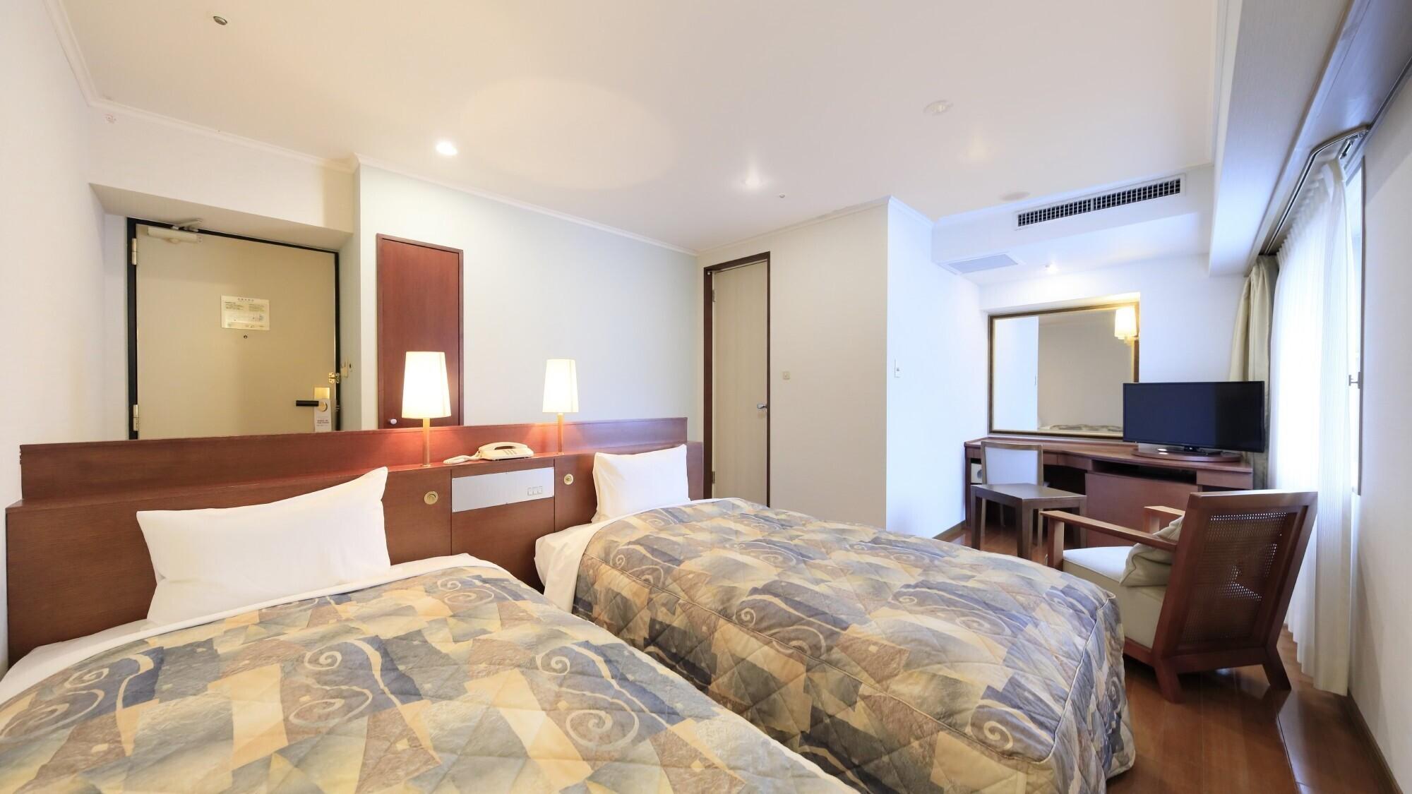 Deluxe, Twin Beds, Mountain Side