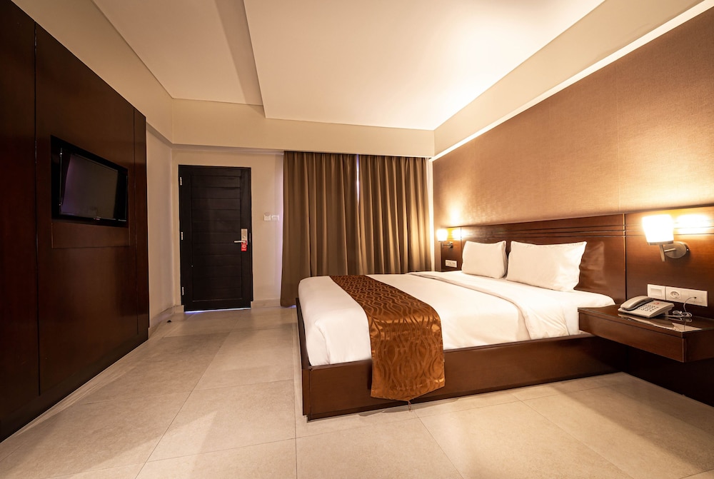 YULIA BEACH INN 15/67